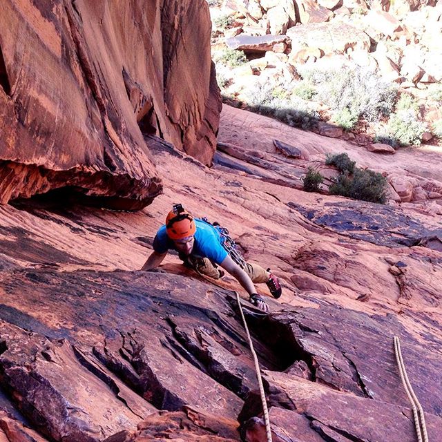 Martin Linow cruising the first pitch of the "Great Red Book". This 5.8 trad climb is super fun and located right above the sport climbing area: "second pullout". The obvious giant dihedral is well visible from the road.