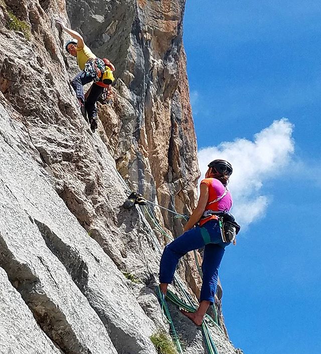 Our new friend Pia busting some moves on another beautiful pitch on "Akrobat Schön". Here well supported by @nadinewallner