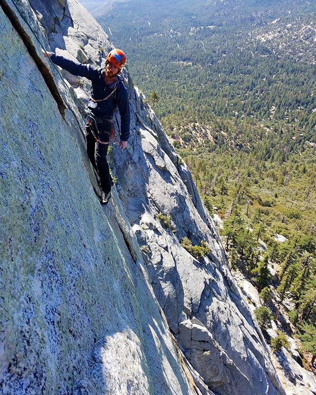 @the_cosmic_snakob hanging out on the second pitch of "the vampire". We had a great day at Tahquitz - warming up with a casual simul ascent of "Whodunit" to then monkey up this ultra classic route. We topped our day off with some more classic climbing and did "Fred" another fun and spicy single pitch on the west bulge.