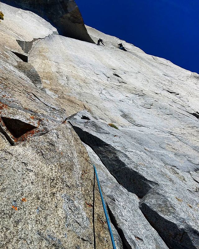 @naked_edge_adventures just about to finish up the infamous "Great Roof" pitch on the Nose. Good times in the valley.