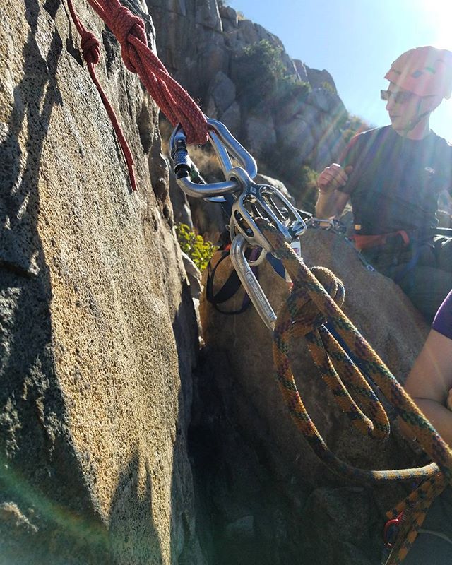 Yesterday we had an amazing day teaching trad climbing skills to our new friends from Nebraska. Susan and Ben already brought in a good amount of experience lead climbing in their local gym. After a full day on the rocks they were able to place "bombproof" cams and build almost flawless 3 piece trad anchors. We also pointed out many details  and creative ways to deal with certain situations that we made up. We are proud of them... they were sharp and their critical thinking skills made this session a very effective one