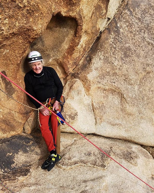 We are so impressed by Stanley! At the sweet age of 77 he is still climbing and busting moves in the vertical. Yes! It might be a little bit slower here and there but the feeling of enjoyment, accomplishment and badassery is the same. And so we climbed six amazing pitches in Joshua Tree. Big smiles and great inspiration