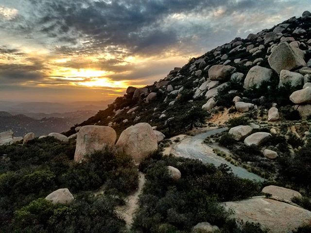 Last nights sunset at our beloved Mount Woodson. Great evening session with @matthewdilorenzo